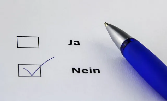 write, paper, no, vote, mark with a cross, negative, pen, ballpoint pen, office, select, selection, decide, decision, vote, vote, vote, vote, vote. Ablehnungs- und Auswahlgründe dokumentieren