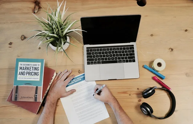 marketing, business, flatlay, desk, computer, pricing, writing, working, planning, brainstorming, research, marketingautomation, campaign, brown computer, brown marketing, brown writing, brown desk, brown research, brown plan, brown planning. Kampagnenplanung und allgemeines Projektmanagement trennen