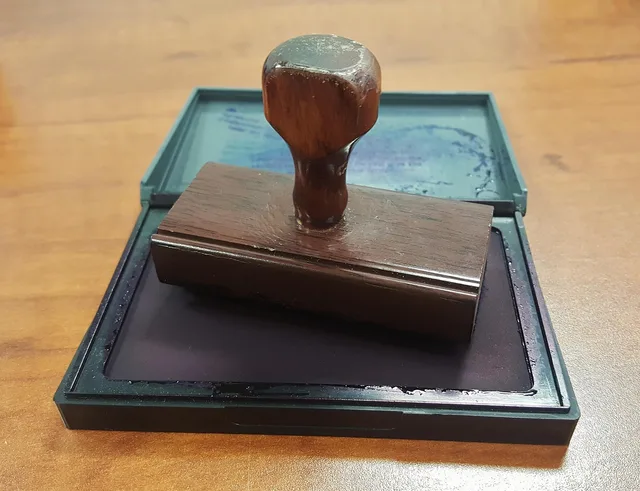 stamp, rubber stamp, stamped, ink, ink pad, notary, notarize, notarized, imprint, office, office supplies, desk, brown office, brown desk, stamp, stamp, stamp, notary, notary, notary, notary, notary. Lizenzinformationen an Medienobjekten im DAM prüfen